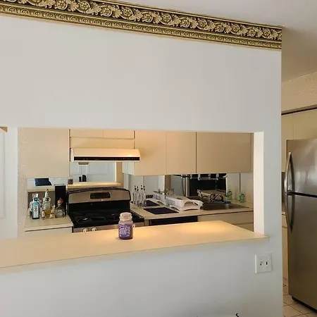 Spacious 3 Level Condo/townhouse, Free Parking. Apartment