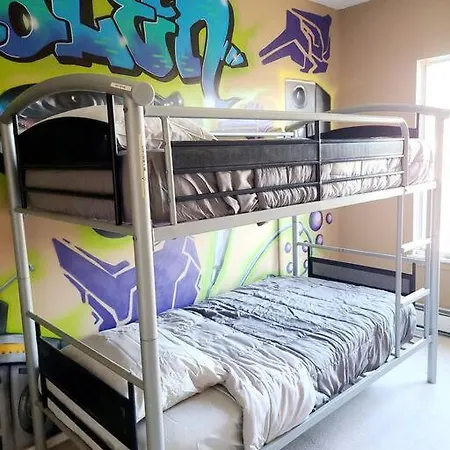 Spacious 3 Level Condo/townhouse, Free Parking. * New York