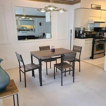 Apartment Spacious 3 Level Condo/townhouse, Free Parking.