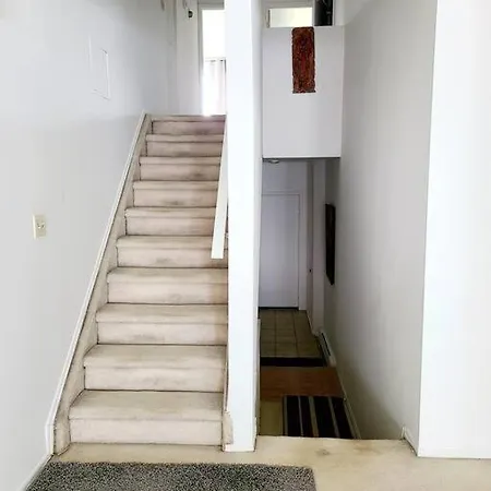 Spacious 3 Level Condo/townhouse, Free Parking. Apartment New York