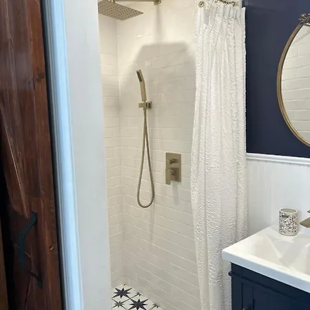 Adorable 1 Bedroom Apartment *
