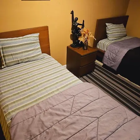 Cozy Queens 5 Mins From Laguardia And 1 Min From Train Apartment *