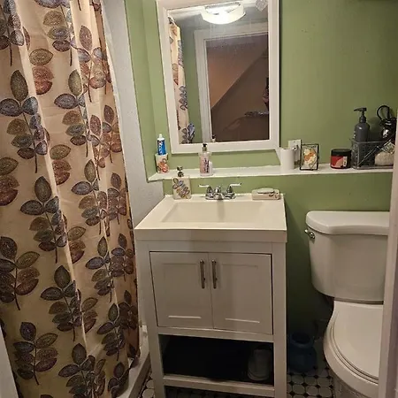 Cozy Queens 5 Mins From Laguardia And 1 Min From Train Apartment