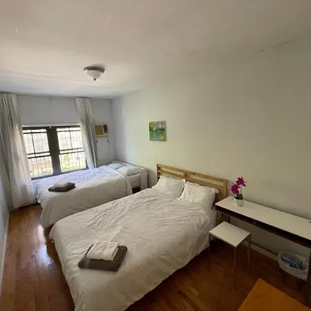 Spacious Bedroom For 4 In Shared Townhouse+garden *