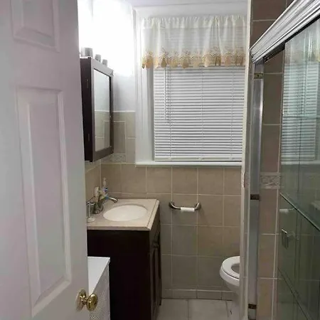 Cute Renovated In The Heart Of Flushing! Apartment *