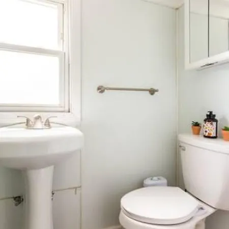Cozzy With Private Entrance And Drive Way *