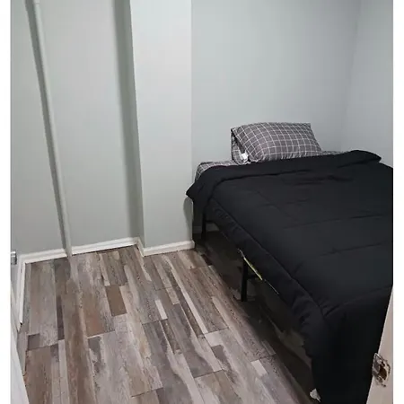 Cozy 2 Bedrooms And A Yard Apartment