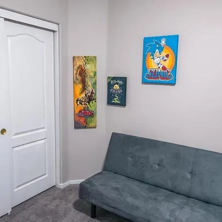 Elegant 3 Bedroom In Mid West Apartment *