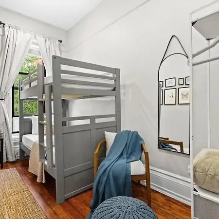 Spacious 3-bed Brownstone Near Columbia Uni Holiday home *