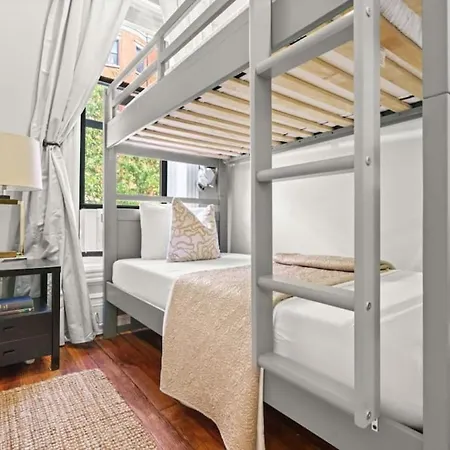 Spacious 3-bed Brownstone Near Columbia Uni Holiday home New York