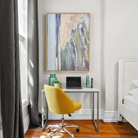 Spacious 3-bed Brownstone Near Columbia Uni Holiday home
