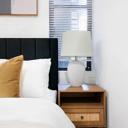 403-2e Newly Renovated Ues Apartment *