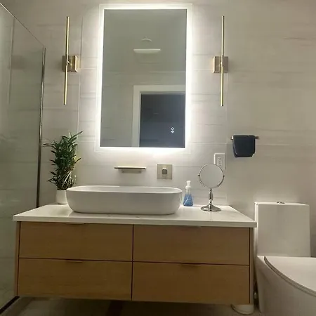 Bright, Airy, Luxe Hideaway”w” Private Backyard Apartment *