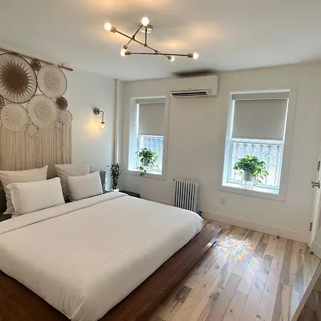 Apartment Bright, Airy, Luxe Hideaway”w” Private Backyard *