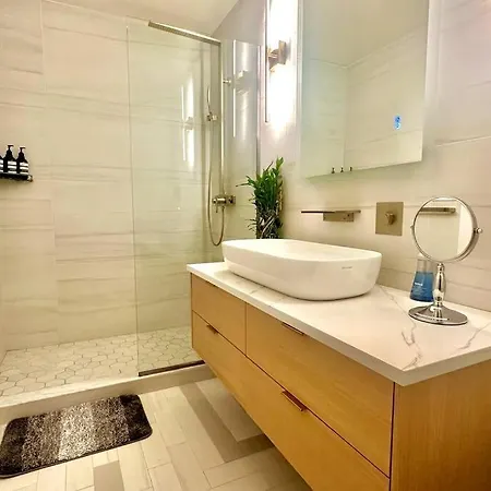 Apartment Bright, Airy, Luxe Hideaway”w” Private Backyard