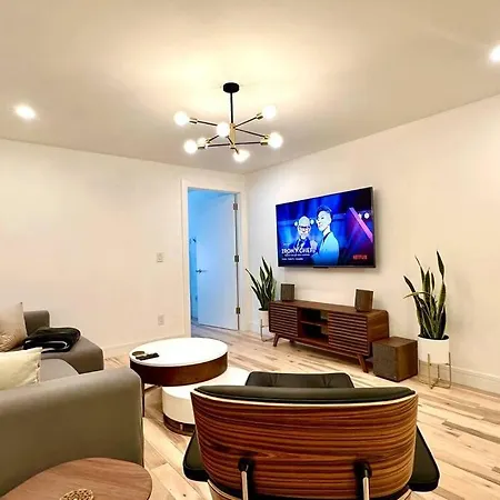 Bright, Airy, Luxe Hideaway”w” Private Backyard * New York