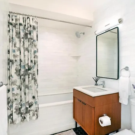 Apartment Lovely 2 Bedroom *
