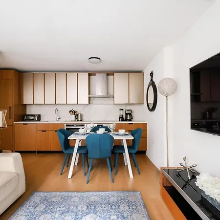Lovely 2 Bedroom Apartment *