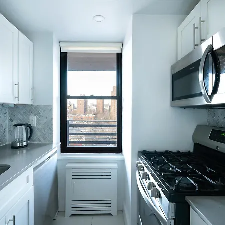 Excellent 3 Bed 1 Bath In Mid East Apartment