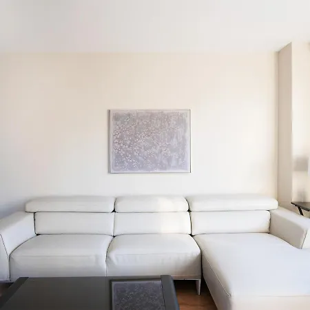Excellent 3 Bed 1 Bath In Mid East Apartment