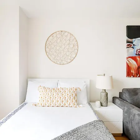 Unique Studio At East Side Apartment *