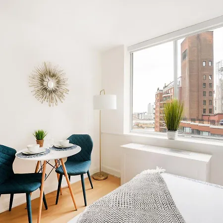Unique Studio At East Side Apartment *