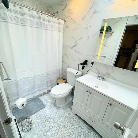 The Waltham Private & Bathroom John F Kennedy Jfk Lga Airport Manhattan Penn Station Bullet-train 15 Min 3* New York