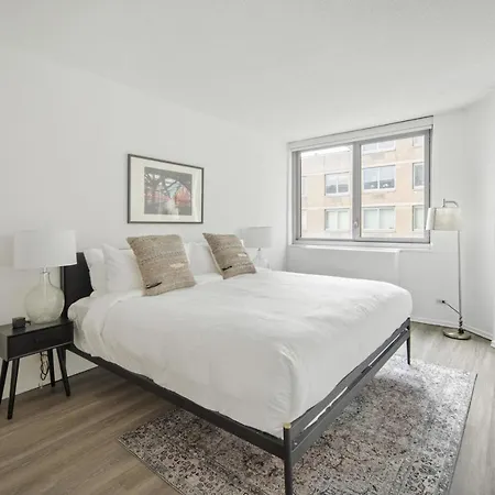 Midtown East 1br W Gym Nr East River Esplanade Nyc-1382 New York