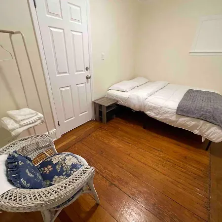 Entire Beautiful 2br L. Convenient Location In The Heart Of Queens! Apartment New York