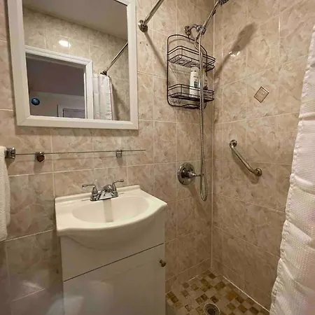 Entire Beautiful 2br L. Convenient Location In The Heart Of Queens! Apartment New York