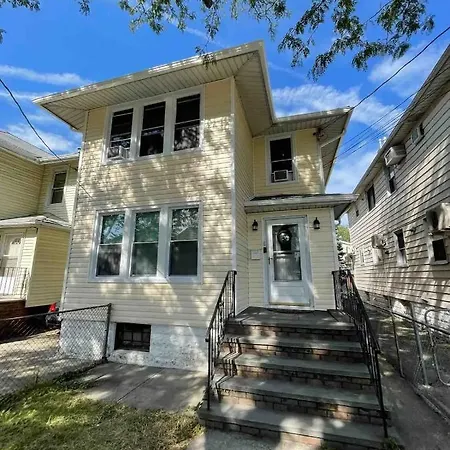 Apartment Entire Beautiful 2br L. Convenient Location In The Heart Of Queens! *