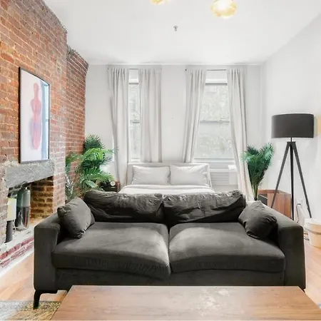 223: Hells Kitchen Apartment