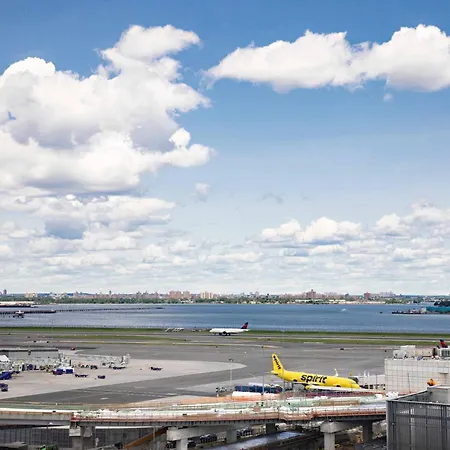 Laguardia Airport Marriott Hotel 4*