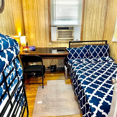 Lga Airport 3 Mins, Vacation 3 Bedroom Duplex House, Parking And Private Backyard, 9mins Subway! *