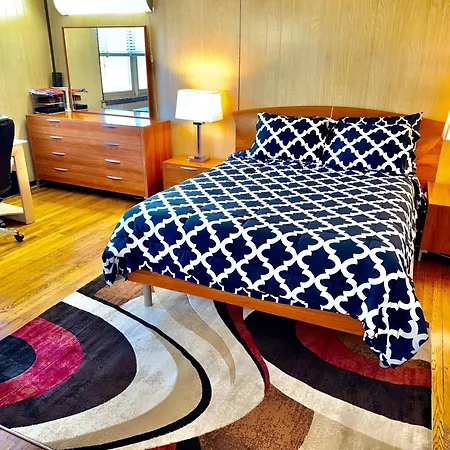Lga Airport 3 Mins, Vacation 3 Bedroom Duplex House, Parking And Private Backyard, 9mins Subway! * New York