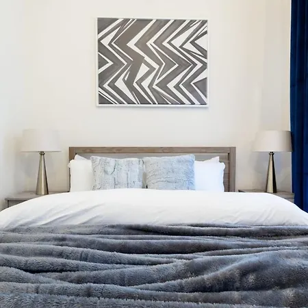 E10-1 Designer East Village Townhouse 1br New York