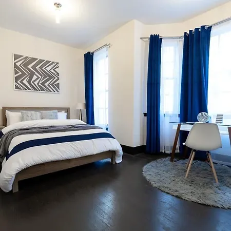 E10-1 Designer East Village Townhouse 1br