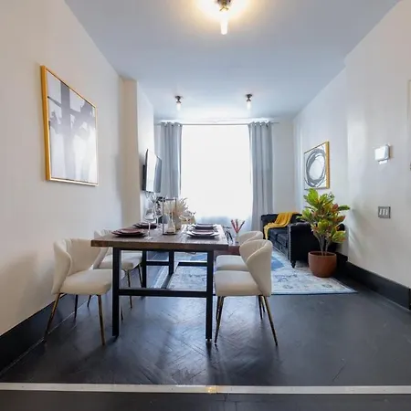 E10-1 Designer East Village Townhouse 1br Apartment *
