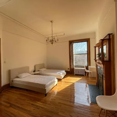 Large In Charming Townhouse Homestay