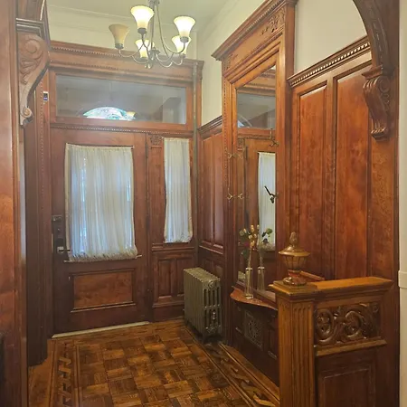 Homestay Large In Charming Townhouse