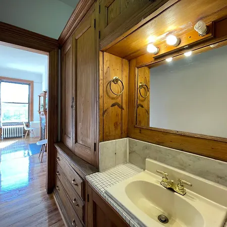 Homestay Large In Charming Townhouse