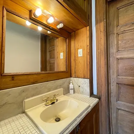 Large In Charming Townhouse