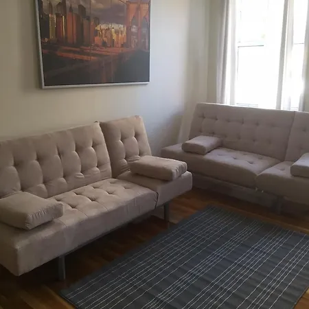 Apartment Large One Bedroom With Cozy Backyard