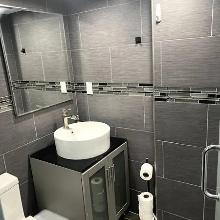 Modern & Cozy Basement Near Jfk Airport Apartment *