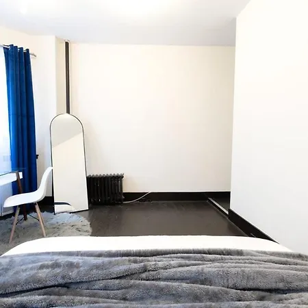 E10-1 Designer East Village Townhouse 1br *