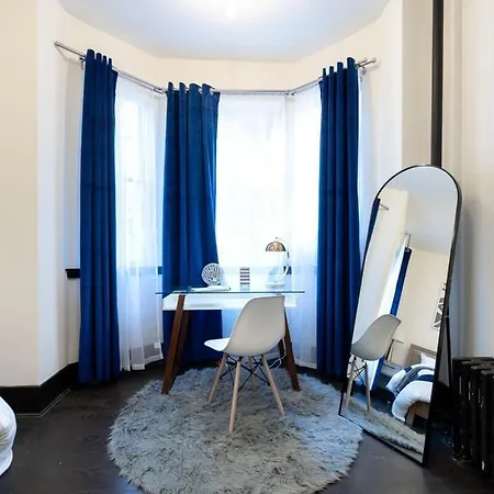 E10-1 Designer East Village Townhouse 1br