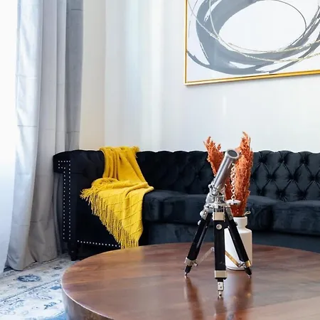 E10-1 Designer East Village Townhouse 1br Apartment