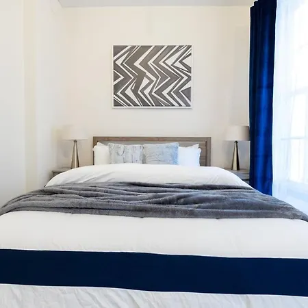 Apartment E10-1 Designer East Village Townhouse 1br *