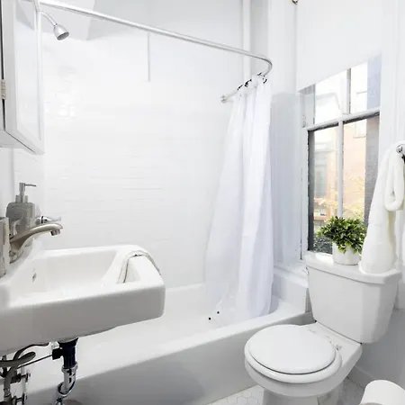 E10-1 Designer East Village Townhouse 1br