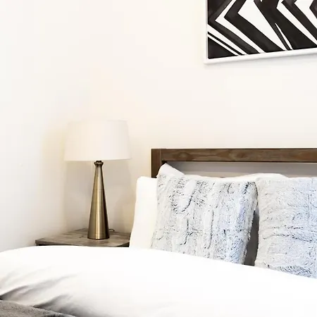 Apartment E10-1 Designer East Village Townhouse 1br